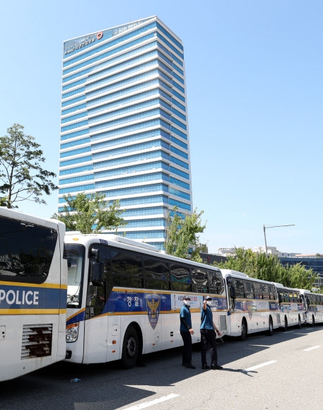 경찰이 23일 민주노총의 원주 국민건강보험공단 앞 집회를 막기위해 세워둔 버스. 연합뉴스