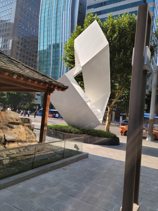 뒷쪽에서 바라본 무한 놀이