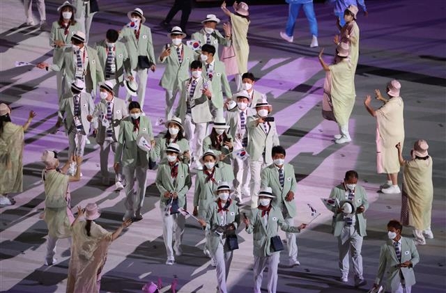 23일 일본 도쿄 올림픽스타디움에서 열린 ‘2020 도쿄올림픽’ 개막식에서 대한민국 선수단이 입장하고 있다. 도쿄 올림픽사진공동취재단