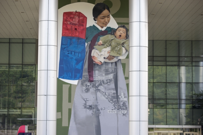 심찬양 작가가 시청사 너른못 광장 초대형 캔버스에 그린 그라피티 작품 ‘내 일과 내일’. 성남시 제공 