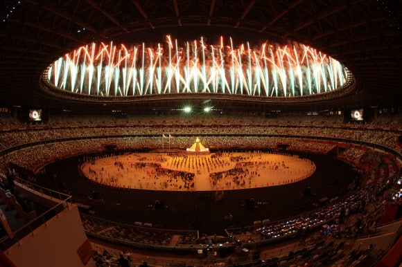 23일 일본 도쿄 신주쿠 국립경기장에서 열린 2020 도쿄올림픽 개막식에서 불꽃이 터지고 있다. 2021.7.24  연합뉴스