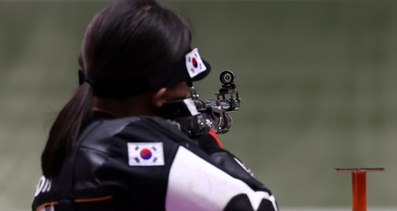 24일 도쿄 아사카 사격장에서 열린 여자 10m 공기소총 결선에서 한국 권은지가 경기를 펼치고 있다. 연합뉴스