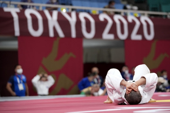 강유정이 24일 열린 일본 부도칸에서 열린 도쿄올림픽 유도 여자 48kg이하급 32강전에서 스탄가르 마루사(슬로베니아)에게 역전패한 뒤 매트에 누워 얼굴을 감싸쥐고 있다.AP 연합뉴스