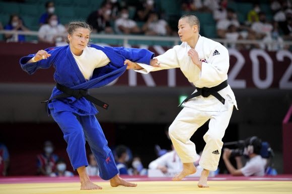 강유정(오른쪽)이 24일 열린 일본 부도칸에서 열린 도쿄올림픽 유도 여자 48kg이하급 32강전에서 스탄가르 마루사(슬로베니아)와 다투고 있다. AP 연합뉴스