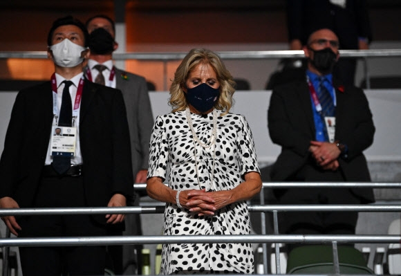 질 바이든 미국 대통령 부인이 23일 2020 도쿄올림픽 개회식 도중 49년 전 뮌헨 대회 도중 희생된 이들을 기리는 묵념을 하고 있다. 도쿄 로이터 연합뉴스 