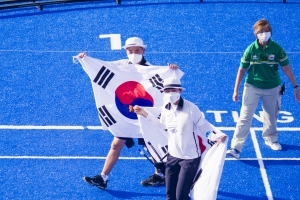 막내들 일냈다! 안산·김제덕 올림픽 1호 혼성 챔피언 등극