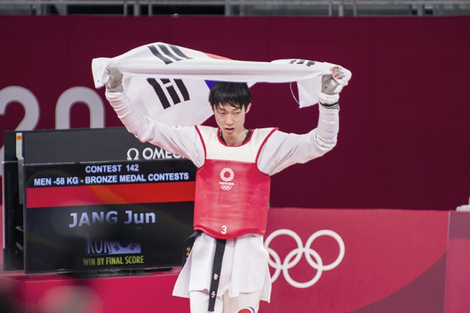 장준이 24일 일본 지바 마쿠하리 메세 A홀에서 열린 도쿄올림픽 태권도 남자 58㎏급 동메달 결정전에서 승리한 후 태극기를 들고 경기장을 돌고 있다. 지바 류재민 기자 phoem@seoul.co.kr