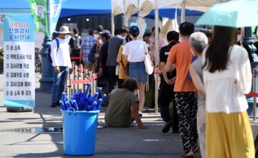 [서울포토]코로나19 검사 기다리는 시민들