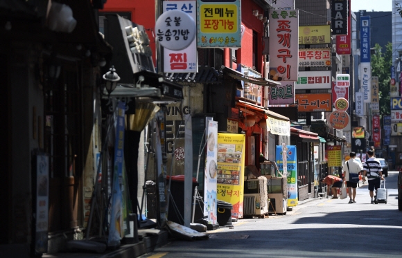 거리두기 4단계가 시행중인 가운데 25일 서울 종로구 종각 젊은의 거리 인근 식당가가 점심시간에도 한가한 모습을 보이고 있다. 2021.7. 25 박윤슬 기자 seul@seoul.co.kr