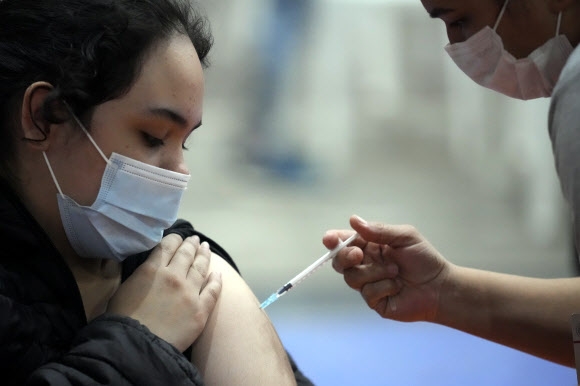 23일(현지시간) 파라과이에서 코로나19 백신을 접종하고 있다. AP