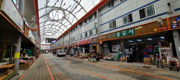 강원 양양군이 코로나19 확산을 막기 위해 사회적 거리두기를 3단계에서 4단계로 상향한 25일 한 시장 골목이 한산하다. 양양군은 수도권 풍선 효과로 피서객이 몰리면서 확진자가 쏟아지자 이 같은 강수를 뒀다. 양양 연합뉴스