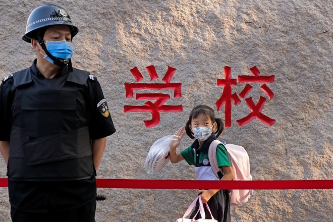 중국 베이징에서 한 초등학생이 학교에 등교하고 있다. 베이징에서는 학생 납치를 막고자 등하교시 대규모 보안 인력이 학교 주변에 배치된다. 베이징 AP 연합뉴스