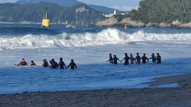 부산 해운대 해수욕장에서 물놀이하다 실종된 중학생 수색작업이 26일 오전 6시부터 재개됐다< 부산소방본부 제공>.