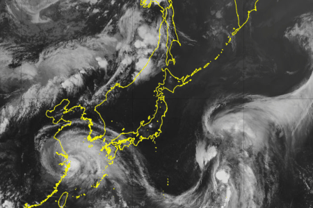 일본 열도를 향해 접근 중인 8호 태풍(오른쪽 하단). 중국 상하이 부근에 상륙한 태풍은 6호 태풍.  일본 기상청 위성 영상 캡처