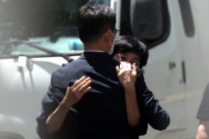 [포토] ‘수감 전 포옹’ 김경수 전 지사 부부