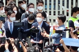 김경수 전 경남지사 창원교도소 수감…지지·반대세력 교도소 앞 맞불 집회