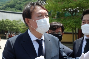 윤석열 “8월 중 입당 문제 분명히 한다”…이준석은 “尹 입당 확신” 자신감