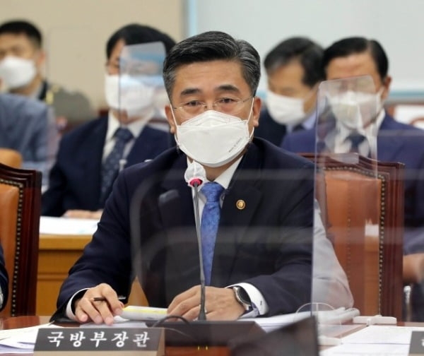 서욱 국방부 장관이 26일 국회에서 열린 국방위원회 전체회의에 출석해 의원들의 질의에 답변하고 있다. 뉴스1