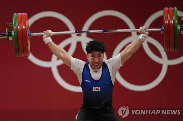 한명목이 지난 25일 일본 도쿄 국제포럼에서 열린 도쿄올림픽 역도 남자 67㎏급 결선에서 힘차게 바벨을 들고 있다. 도쿄 연합뉴스