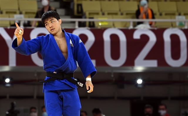 26일 일본 도쿄 지요다구 무도관에서 열린 도쿄올림픽 유도 남자 73kg급 동메달 결정전에서 안창림이 아제르바이잔의 오르조브에게 이겨 동메달을 확정지은 뒤 기뻐하고 있다.  2021.7.26 됴쿄 올림픽사진공동취재단