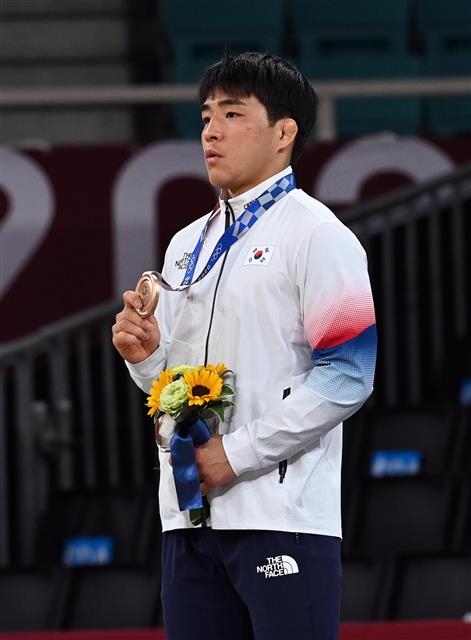 26일 일본 도쿄 지요다구 무도관에서 열린 도쿄올림픽 유도 남자 73kg급 시상식에서  안창림이 동메달을 받고 있다.  2021.7.26  도쿄=올림픽사진공동취재단