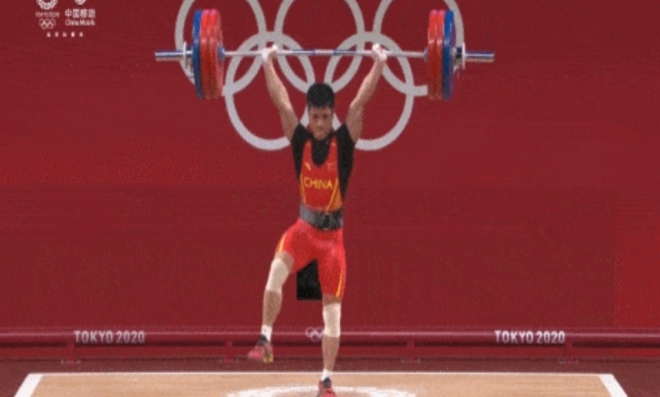 중국의 한 선수가 166kg 역기를 든 채, 한쪽 다리를 들어올렸다. 중국중앙방송(CCTV) 캡처