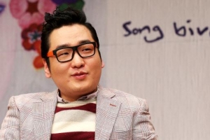 히트곡 만든 윤일상 작곡가, 서초 예술교육 로고송 선물