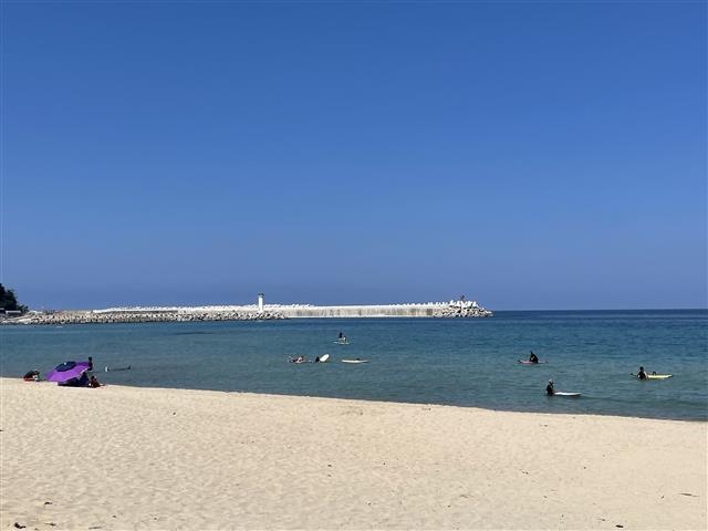 26일 젊은이들이 몰렸던 국내 최고 서핑의 명소인 양양의 죽도해변이 사회적 거리두기 4단계로 직격탄을 맞아 썰렁하다. 양양서핑협회 제공