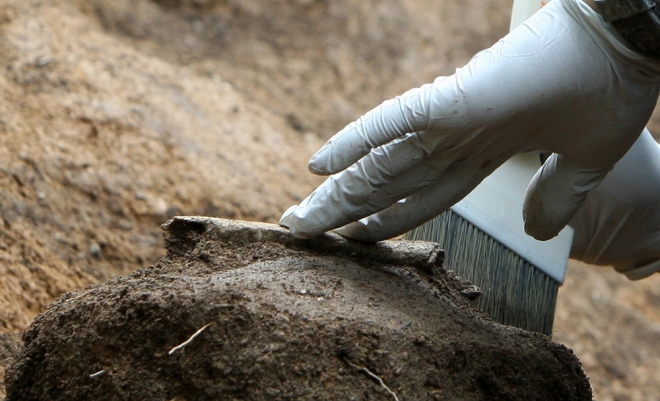 국방부 유해발굴감식단이 6·25 전쟁 전사자 유해 발굴을 위해 조심스럽게 붓으로 흙을 털어내고 있다. (사진은 기사 내용 속 의혹과 관련 없는 자료사진) 연합뉴스