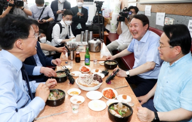 야권 대권주자인 윤석열 전 검찰총장이 27일 부산 서구의 한 식당을 방문, 지역 국회의원들과 함께 식사하고 있다. 부산사진공동취재단