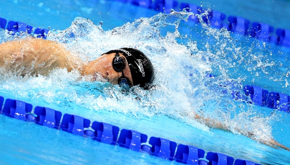 27일 일본 도쿄 아쿠아틱스센터에서 열린 도쿄 올림픽 남자 자유형 200m 결승전에서 황선우가 역영하고 있다. 2021.7.27 도쿄 연합뉴스