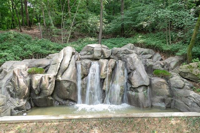 서울 강서구 개화산에 유출 지하수를 활용해 만들어진 인공폭포. 강서구 제공