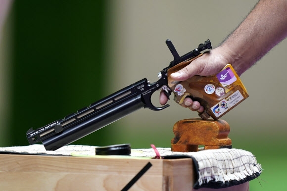 2020 도쿄올림픽 남자 10m 공기권총 종목에서 금메달을 차지한 자바드 포루기(41)의 권총 2021.07.28 AP연합