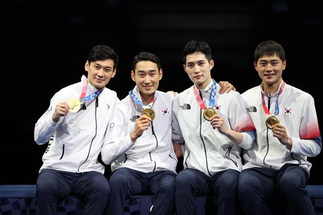 펜싱 남자 사브르 단체전 대회 2연패에 성공한 구본길(왼쪽부터), 김정환, 김준호, 오상욱이 28일 일본 지바 마쿠하리 메세에서 열린 2020 도쿄올림픽 시상대에서 금메달을 목에 걸고 있다. 도쿄 뉴스1