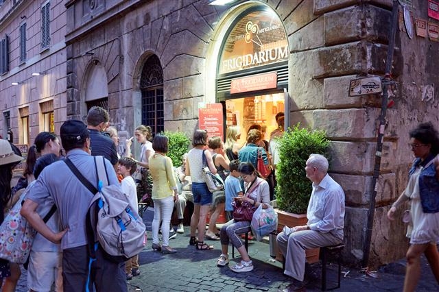 이탈리아 로마에 있는 유명 젤라토 가게 앞에 사람들이 삼삼오오 모여 있다.