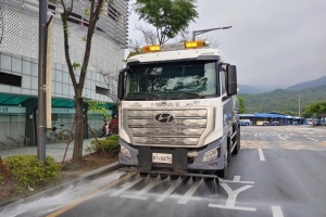 “폭염 낮추자”… 도로 물청소 확대하는 도봉