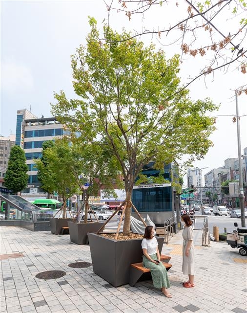폭염 대응책으로 지하철 5호선 화곡역 1·2번 출구에 조성한 움직이는 공원. 강서구는 폭염과 코로나19 대응을 위한 종합대책을 세우고 시행하고 있다. 강서구 제공