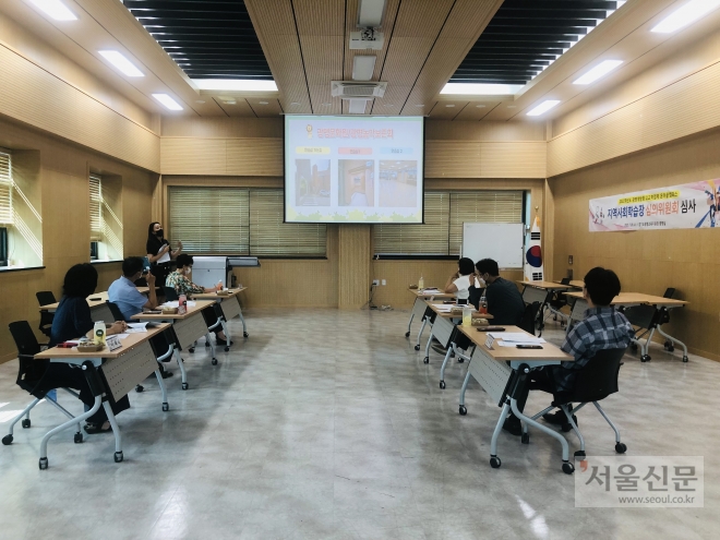 온마을캠퍼스 운영시 기관에서 교육적으로 안전한지 여부를 확인·승인하는 회의 모습. 광명교육지원청 제공 