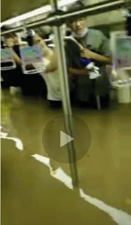 지난 20일 기록적인 폭우로 물에 잠긴 중국 정저우 지하철 5호선 차량 내부.  유튜브 캡처