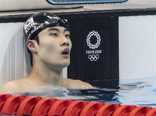 29일 일본 도쿄 아쿠아틱스 센터에서 열린 올림픽 수영 남자 자유형 100m에 참가한 황선우 선수가 경기를 마친 후 기록을 확인하고 있다.  도쿄 올림픽 사진공동취재단