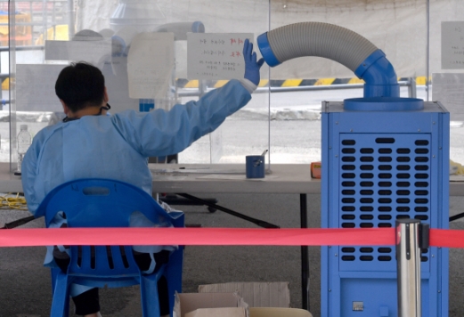 [서울포토]지친 선별진료소 의료진