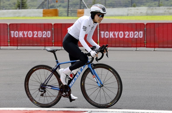 사상 첫 올림픽 난민대표팀 소속 아프가니스탄 출신 사이클 선수인 마소마 알리 자다가 지난 28일 일본 시즈오카현 후지 국제 스피드웨이서 열린 사이클 여자 도로독주 경기에서 역주하고 있다. 이날 그는 25명 중 꼴찌로 결승선을 통과했다. 시즈오카 AP 연합뉴스