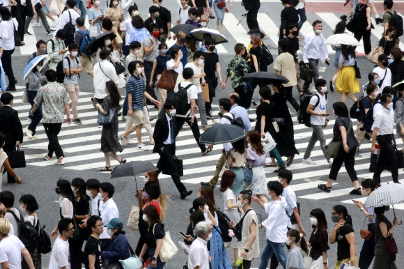 코로나 확진자 급증에 긴급사태 확대 검토하는 일본