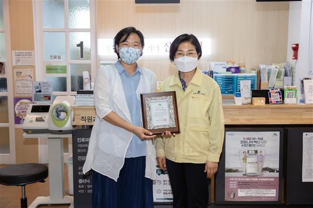 김미경(오른쪽) 서울 은평구청장이 살림 의료복지 사회적협동조합 살림의원 강정혜 원장에게 감사패를 전달한 뒤 기념사진을 찍고 있다. 은평구 제공