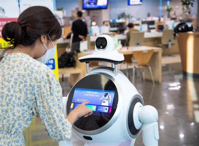 한 시민이 용산구청 2층 로비에 설치된 구정 홍보로봇인 ‘용봇’을 살펴보고 있다. 용산구 제공