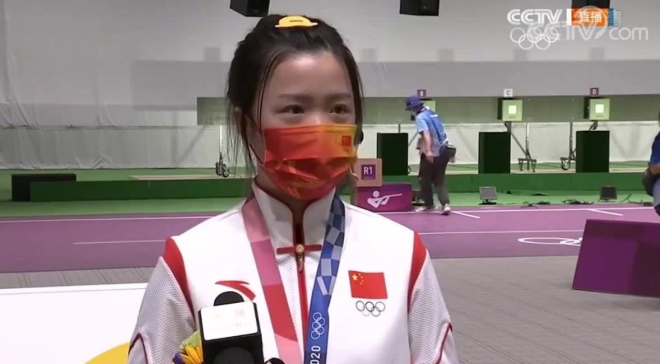 2020 도쿄올림픽 금메달리스트인 중국 양첸 선수의 오리모양 머리핀이 중국에서 큰 인기를 끌고 있다. 출처:CCTV 화면 캡처