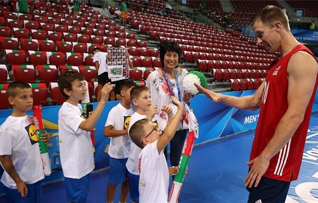 2018년 남자배구 세계선수권대회에 참가한 데이비드 스미스(오른쪽)가 경기 직후 응원 나온 청각장애 아동들을 만나 하이파이브를 하고 있다. 국제배구연맹 제공