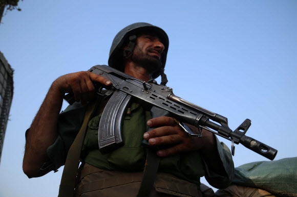 수도 카불의 동쪽 잘라라바드의 국경 검문소에서 아프가니스탄 수비대가 지난 27일 경계를 서고 있다. EPA 연합뉴스