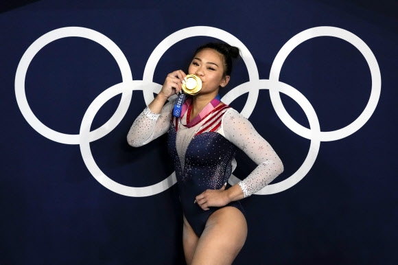 중국계 소수민족 몽족의 후예인 수니사 리(18, 미국)가 29일 처음 출전한 2020 도쿄올림픽 체조 여자 개인종합 금메달을 딴 뒤 메달에 입을 맞추고 있다. 도쿄 AP 연합뉴스 