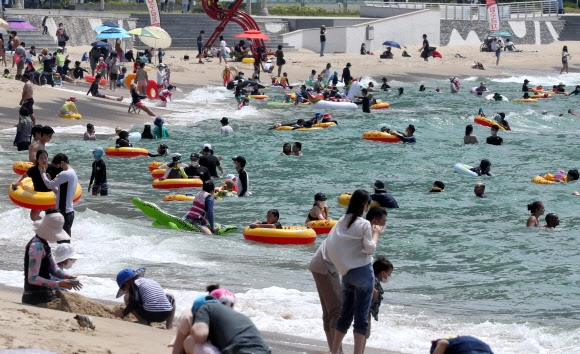 폭염이 이어진 30일 오전 부산 해운대해수욕장을 찾은 피서객들이 물놀이를 즐기고 있다. 2021.7.30  연합뉴스